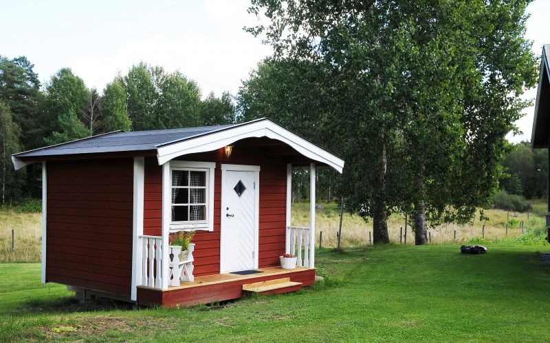 Byggnation av friggebod i lösvirke på villatomt, Kungälv, Komarken i södra Bohuslän