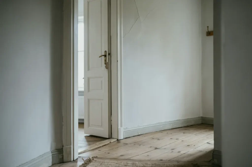 sprickor i v ggen eller tr ga d rrar s uppt cker du s ttningar i huset innan skadorna f rv rras