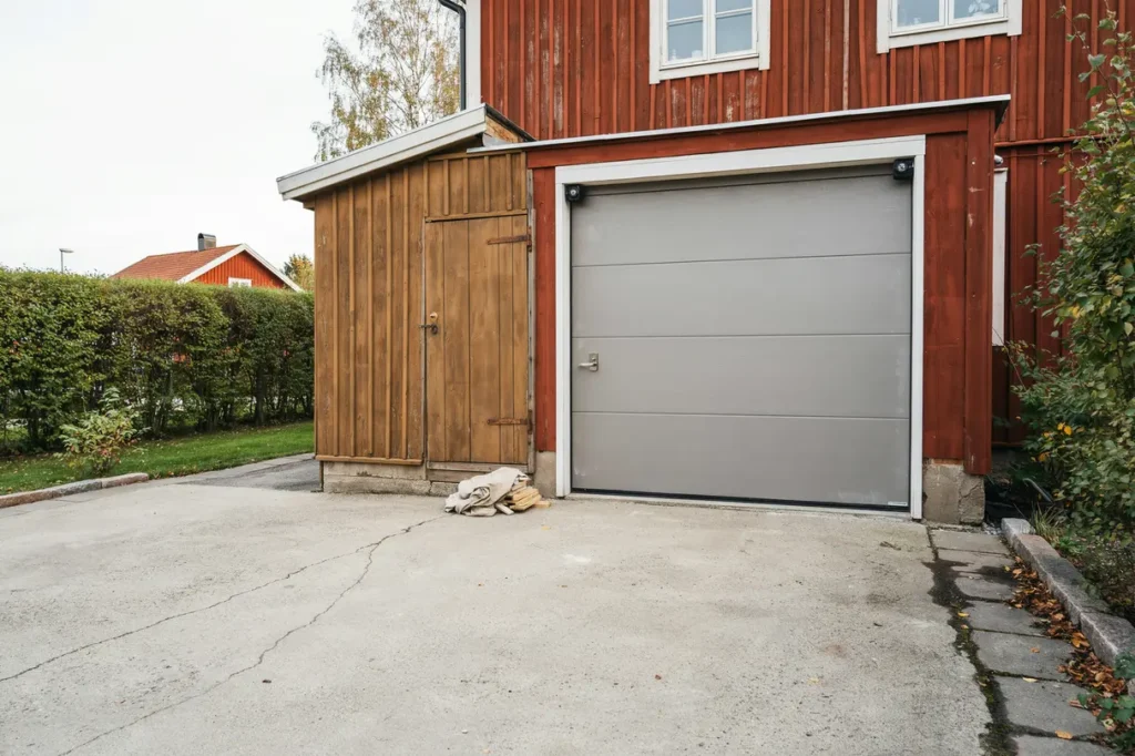 ny garageport eller garaged rr s v ljer du r tt l sning f r s kerhet isolering och stil